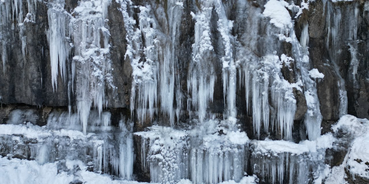 Şırnak'ta dev buz sarkıtları oluştu