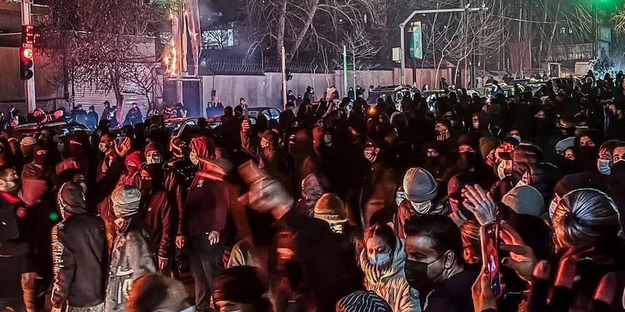 İran’da sokağa çıkana idam tehdidi: Sokağa çıkanlar “Allah’a savaş açmakla” suçlanacak