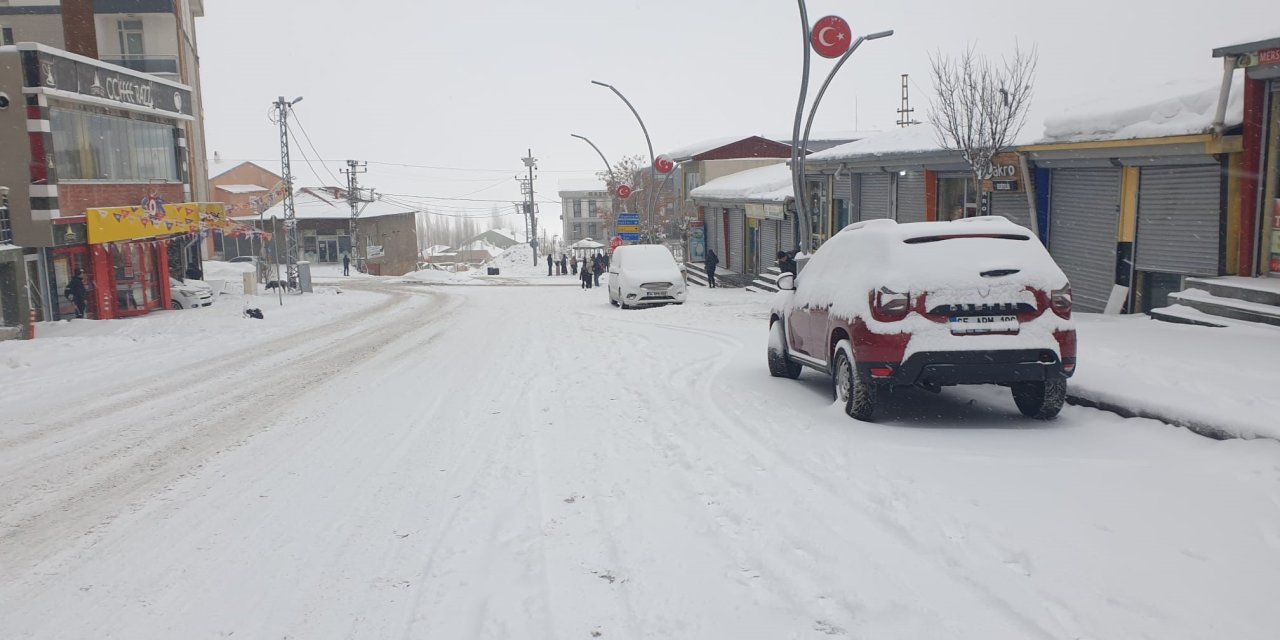Van Başkale’de kar ulaşımı durdurdu