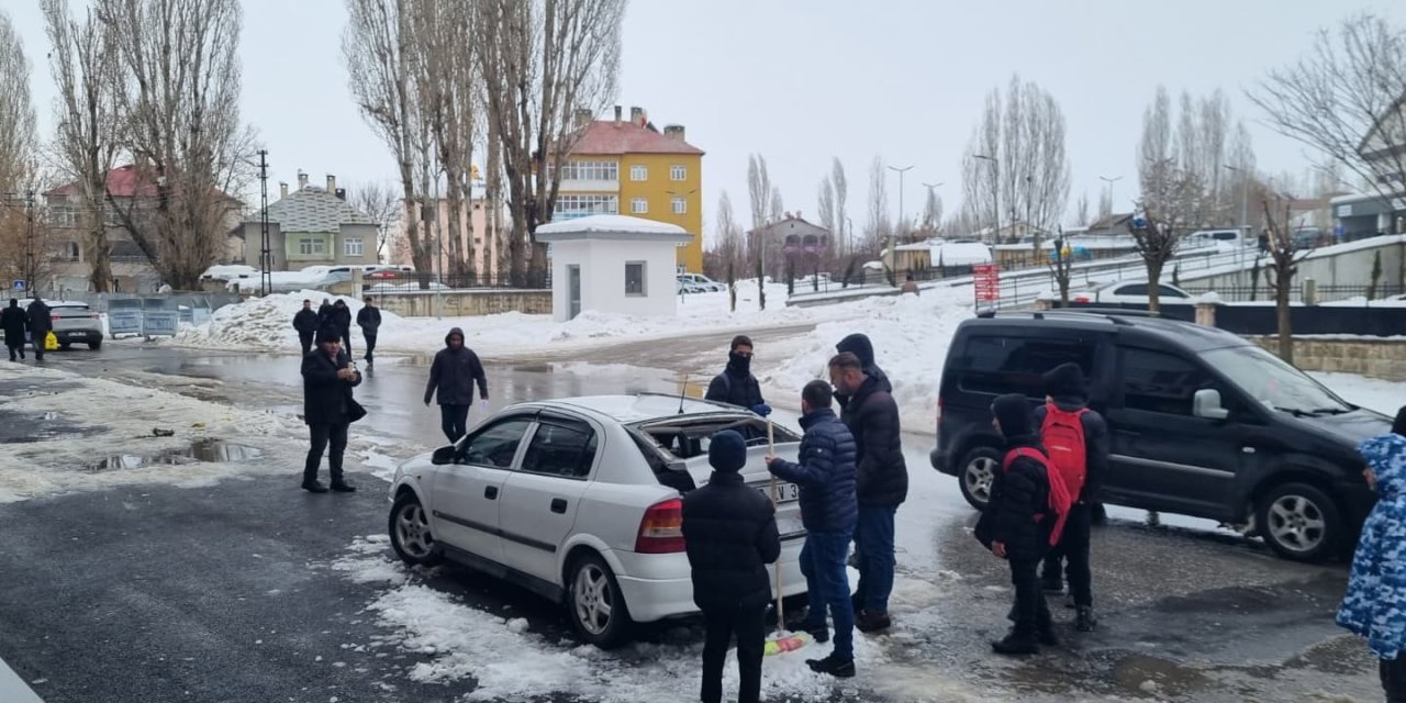 Çatıdan düşen kar kütlesi otomobile zarar verdi