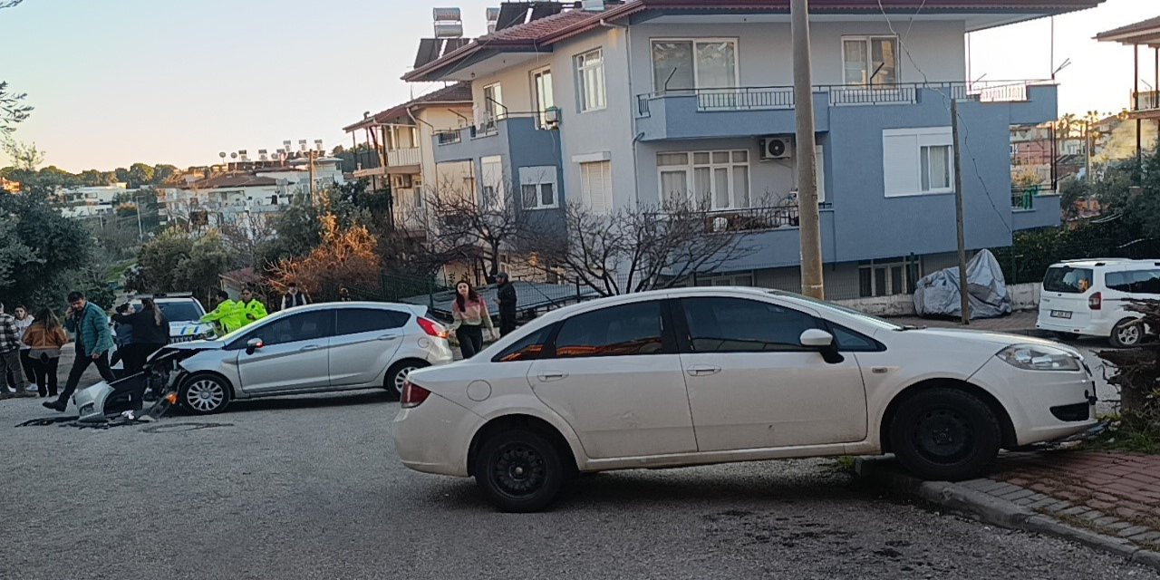 İki otomobil kavşakta çarpıştı: 2 yaralı