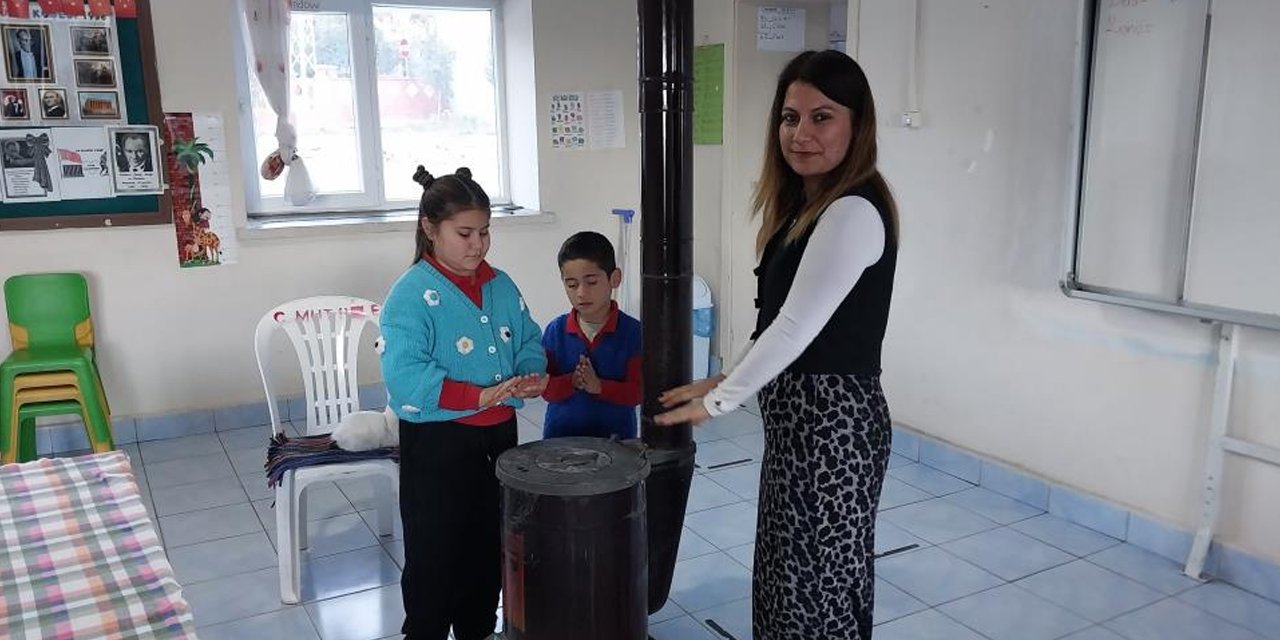 Bu köy okulu 2 öğrenci için açık: Öğrenciler karnelerini aldı