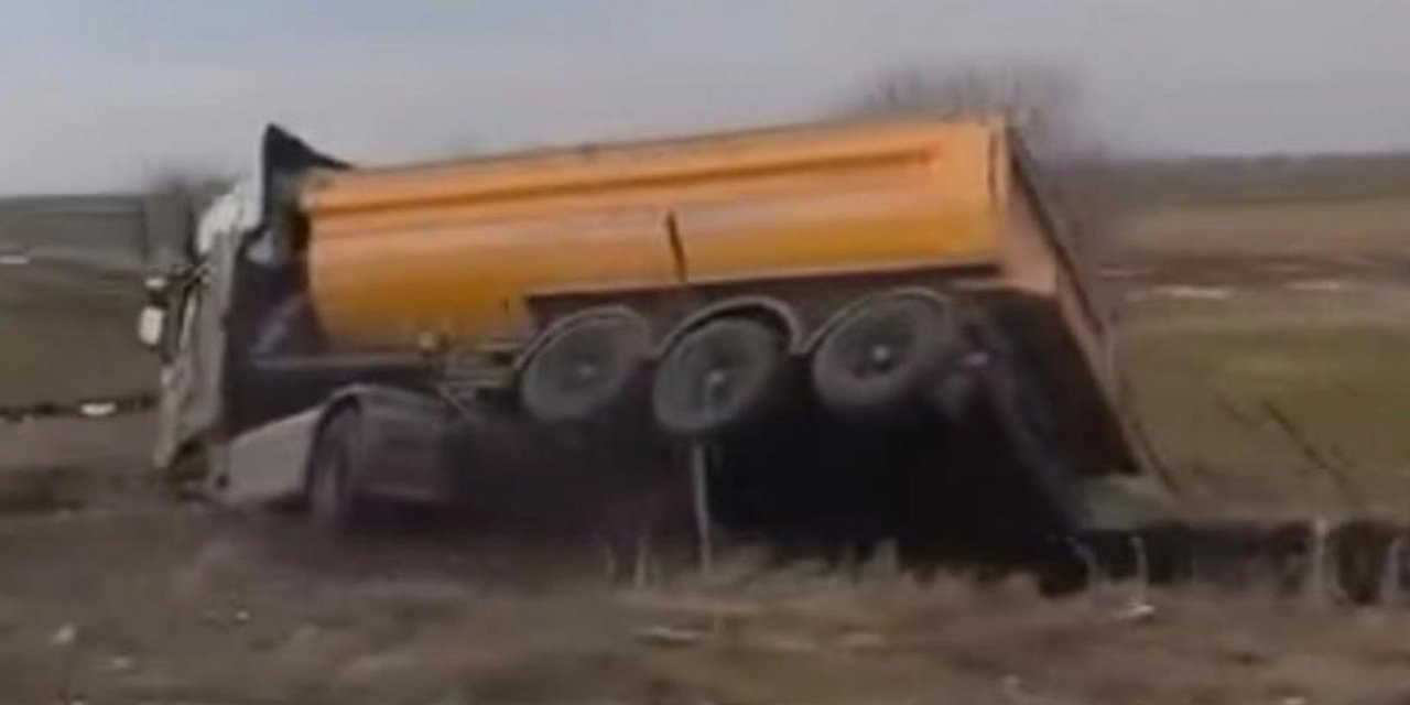 Diyarbakır’da kamyon devrildi: 1 yaralı