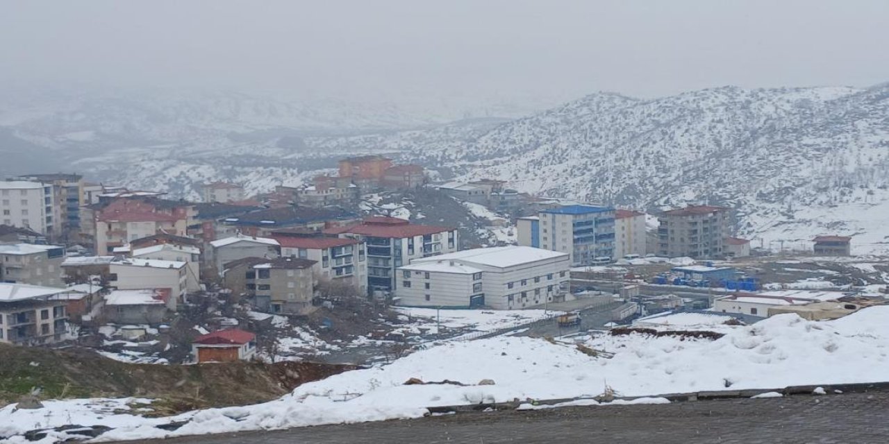 Diyarbakır’ın yüksek kesimleri beyaza büründü