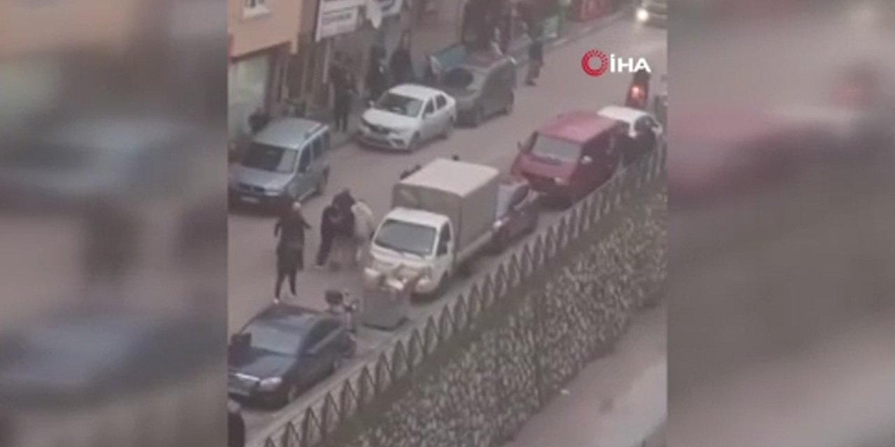 Yol ortasında kavga trafiği kilitledi