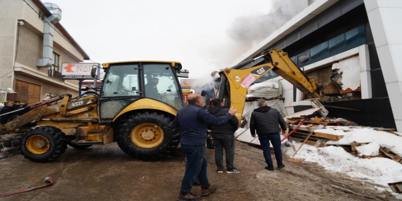Mobilya fabrikasında yangın: 1 ölü, 7 yaralı