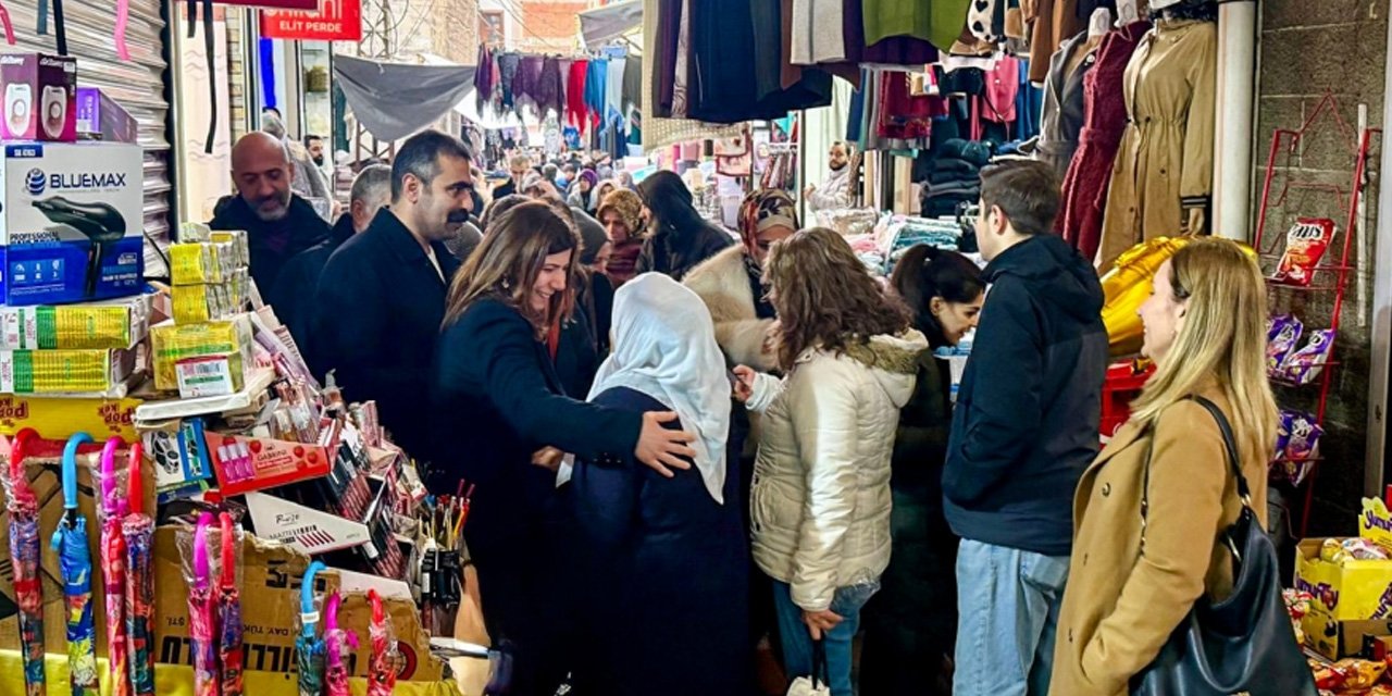 Diyarbakır Eşbaşkanları Çarşı esnafını ziyaret etti