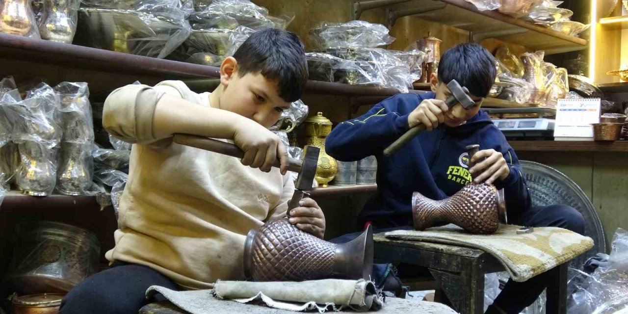 Babasından öğrendiği mesleğini çocuklarına öğretiyor