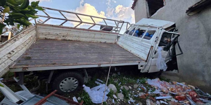 Kontrolden çıkan kamyonet eve çarptı: 1 ölü