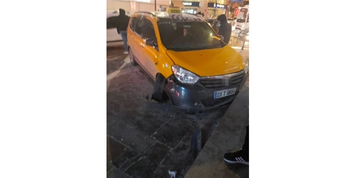 Alkollü şahıs çaldığı taksiyle bankaya daldı