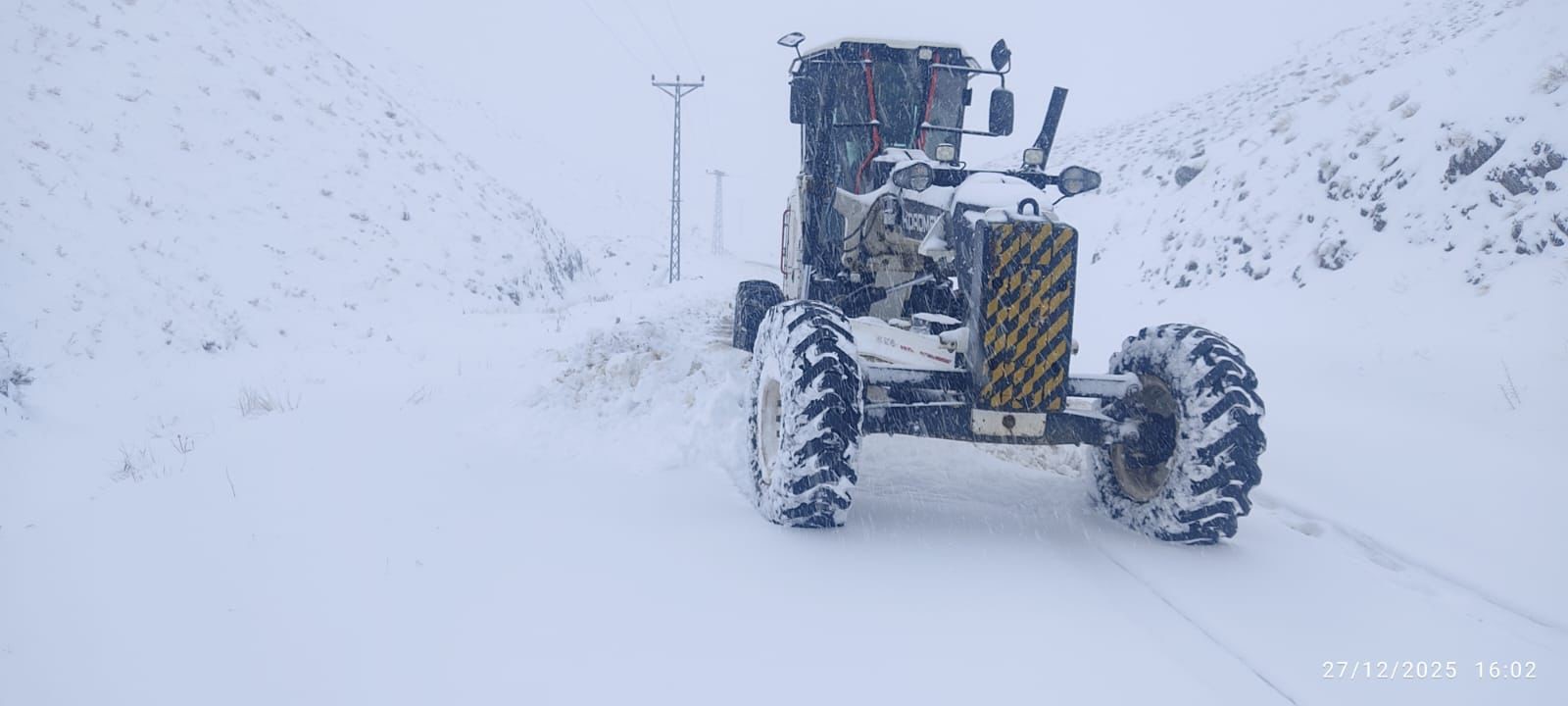 Hafif ticari araç devrildi: 2 yaralı