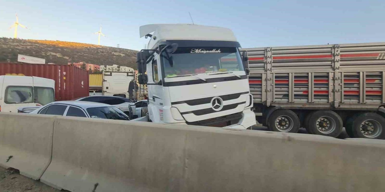 Buzlanma kazaya neden oldu: 12 araç birbirine girdi