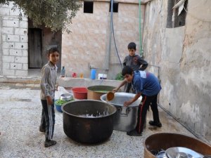 Kobanêli kadınlar cephedeki çocukları için yemek hazırlıyor