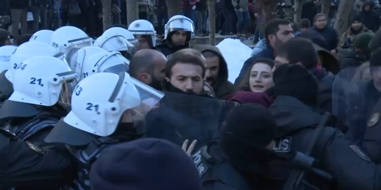 Diyarbakır’da Suriye’deki saldırıları protesto eden kitleye polis müdahale etti