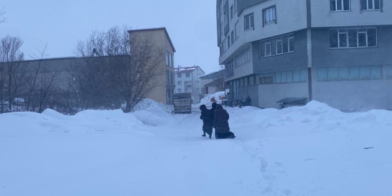 Bingöl’de hava koşulları hayatı felç etti: Esnaf kepenk kapattı