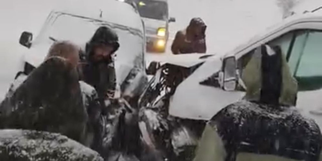 Buzlu yolda 2 kamyonet çarpıştı