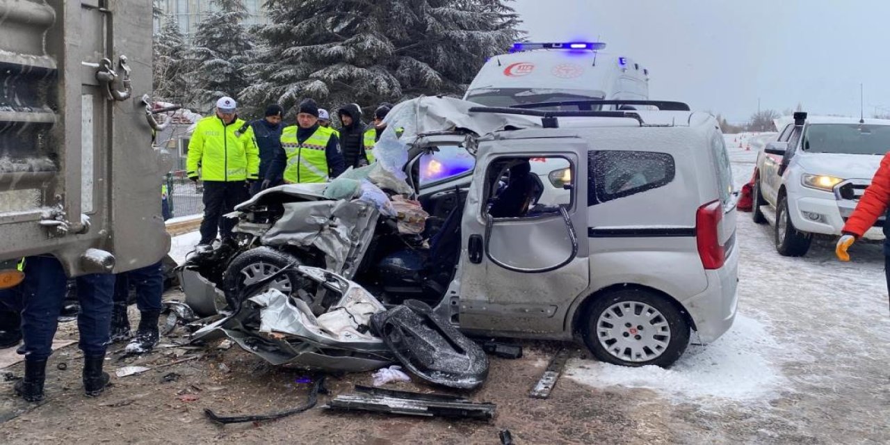 Otomobil TIR’a çarptı: 2 ölü