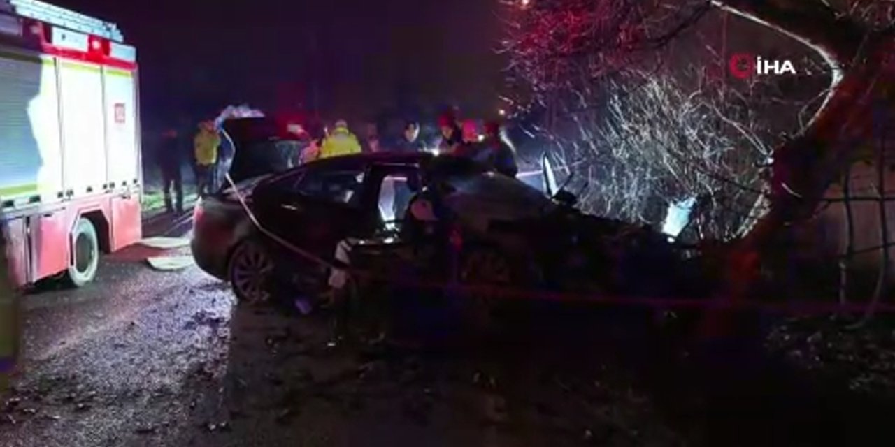 Kontrolden çıkan araç ağaca çarptı: 2 ölü, 2 yaralı