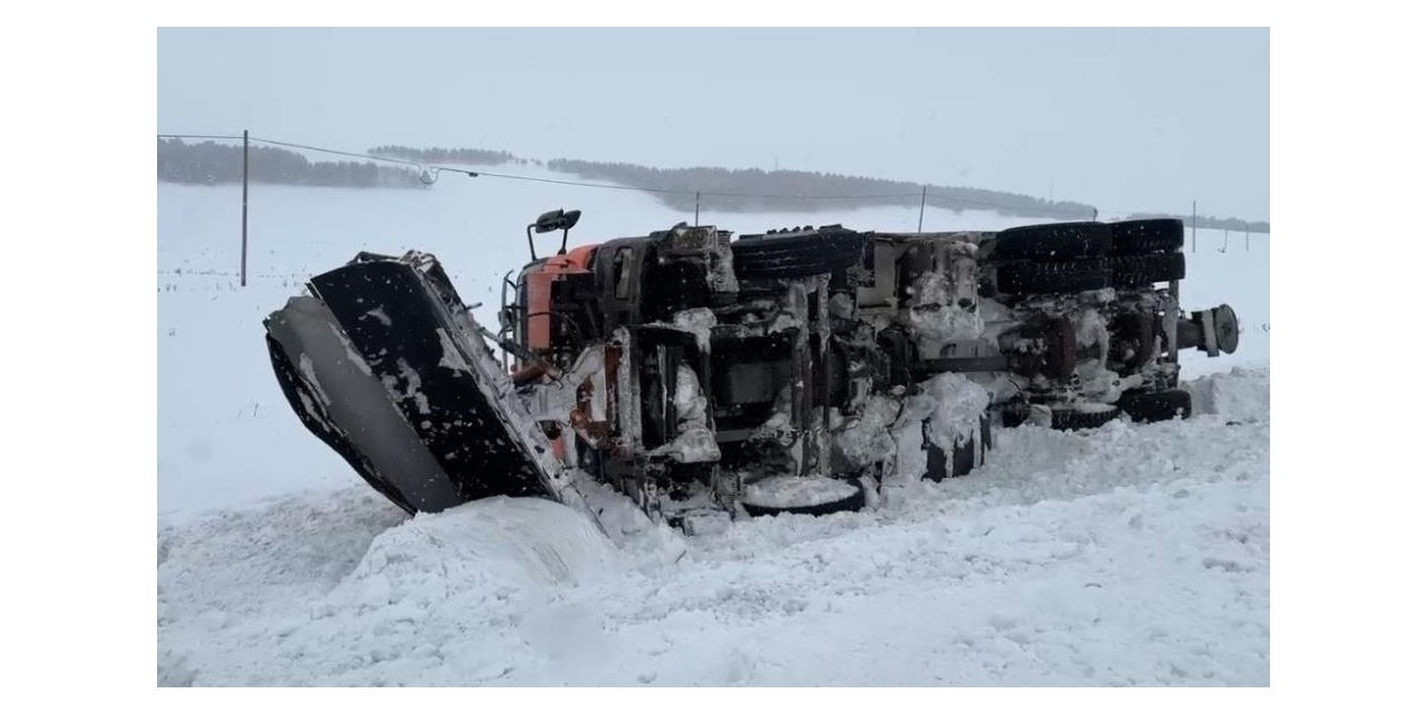 Kontrolden çıkan kar küreme aracı devrildi