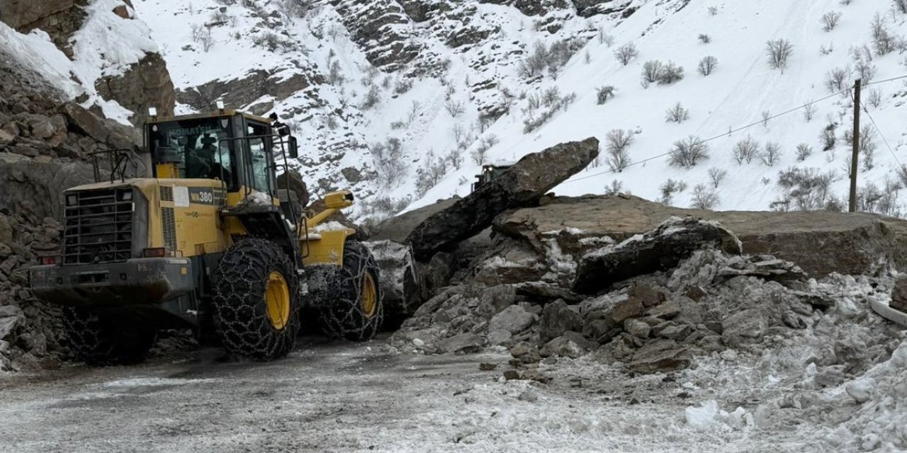 Hakkari’de kara yoluna dev kayalar düştü