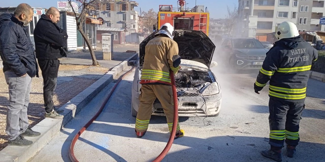 Seyir halindeki otomobil yandı