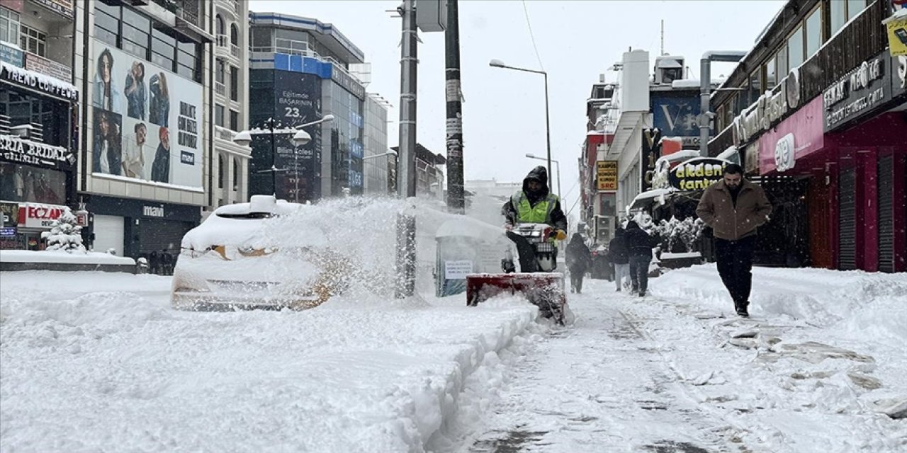 Doğu’da kar ve tipi hayatı durdurdu