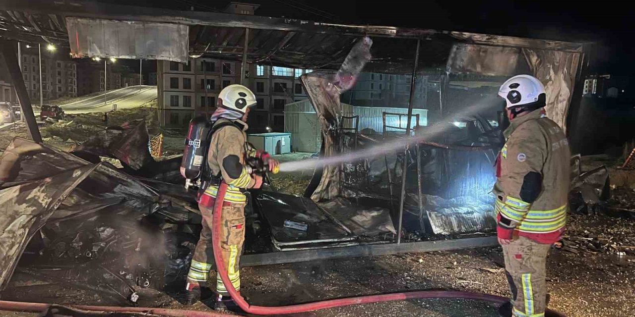 Şantiye alanında konteyner yandı