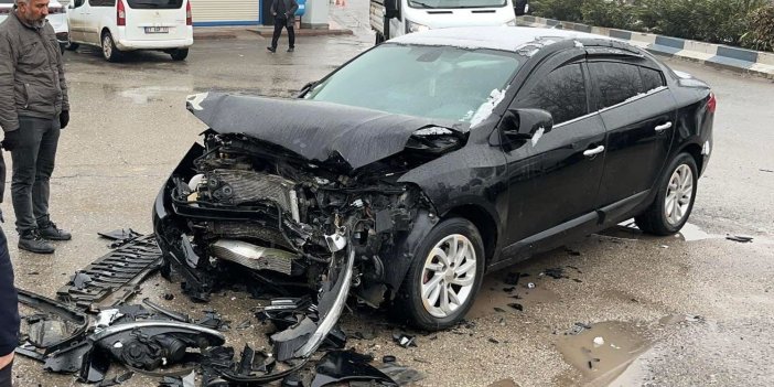 Otomobil refüje çarptı: 2 yaralı