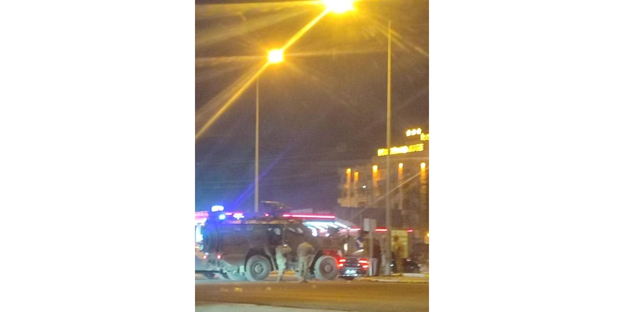 Askeri araç ile otomobil çarpıştı