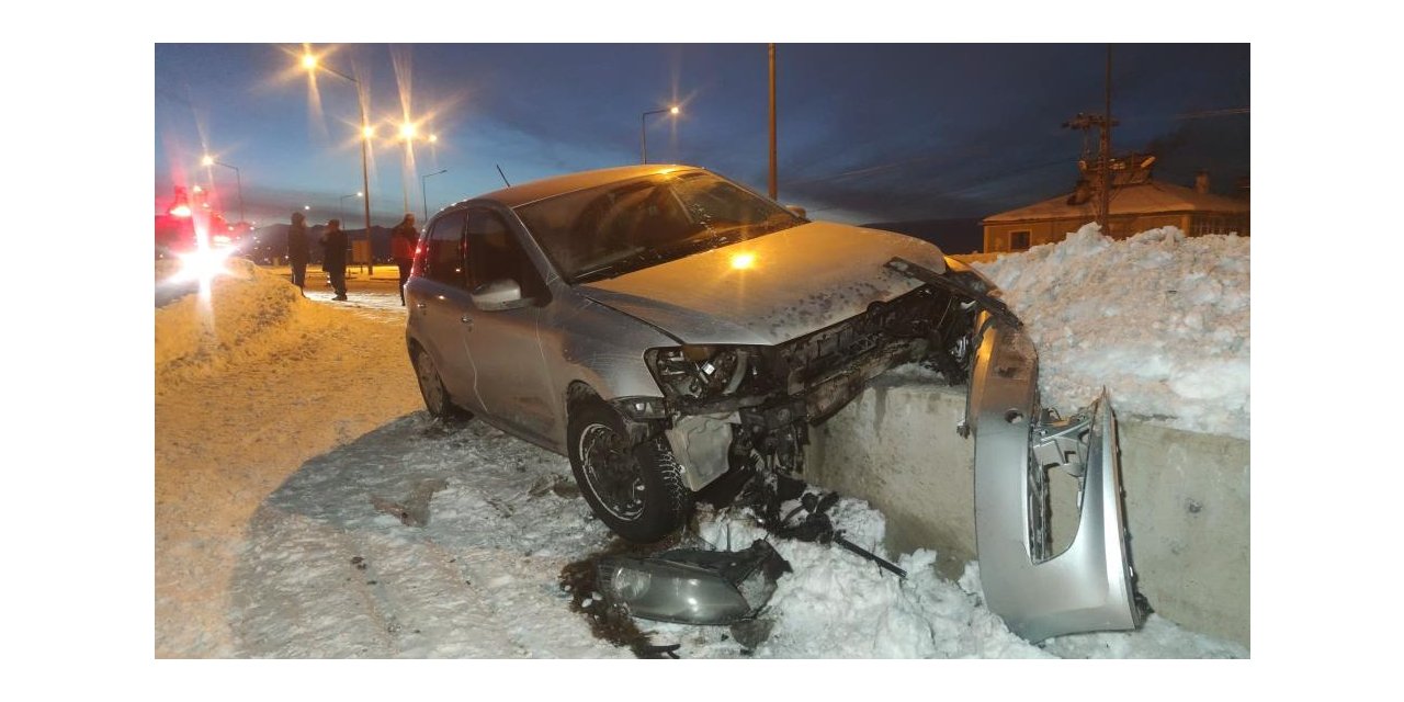 Otomobil istinat duvarına çarptı: 3 yaralı