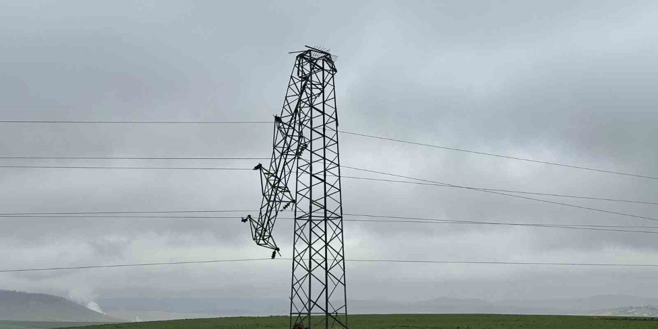Mardin'de elektrik direkleri devrildi