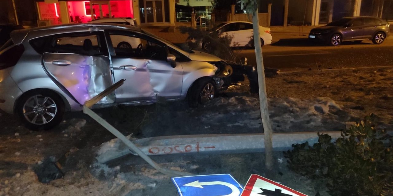 Midyat’ta otomobil refüje çarptı: 1 yaralı