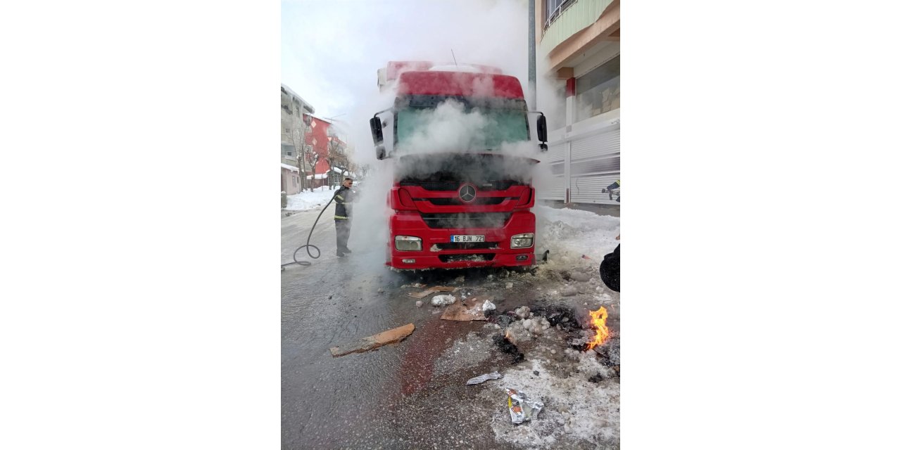 Park halindeki tır alev aldı