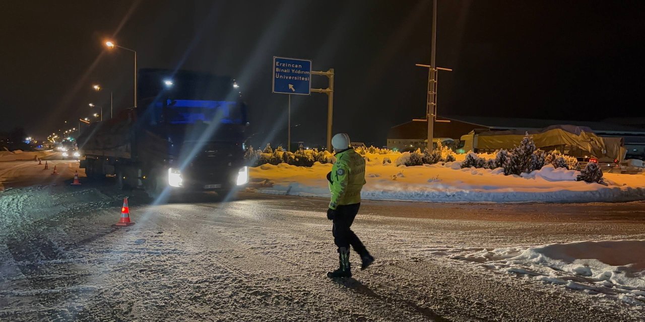 Erzincan-Sivas yoluna çığ düştü