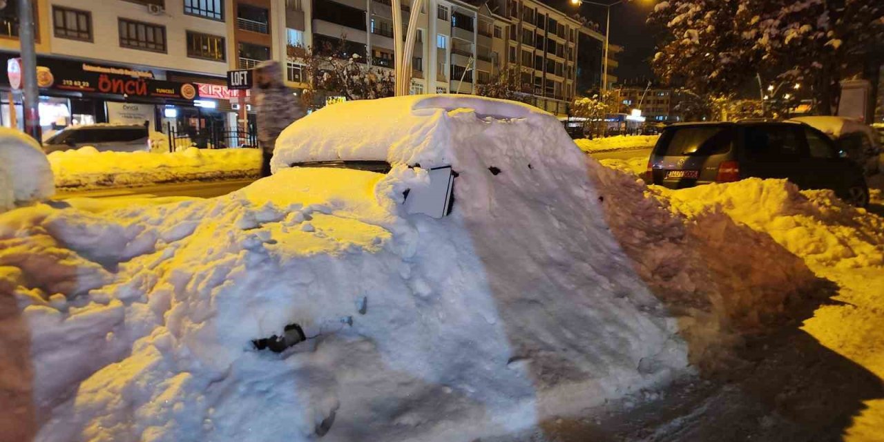 Tunceli’de araçlar kara gömüldü
