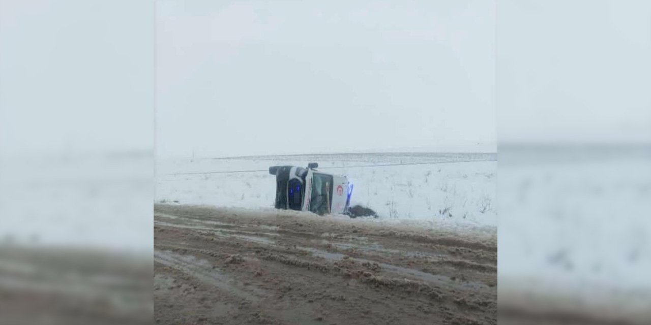 Diyarbakır'da ambulans devrildi: 3 yaralı