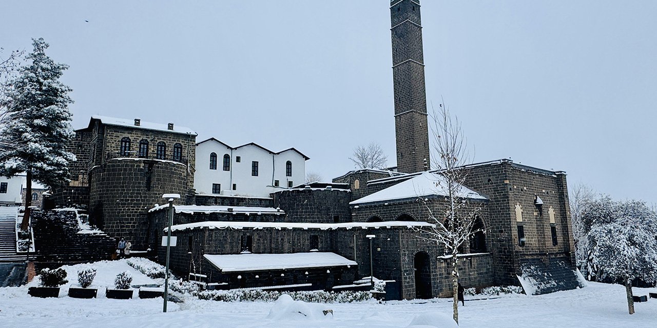 Diyarbakır ve çevre illerde kar yağışı etkisini sürdürüyor