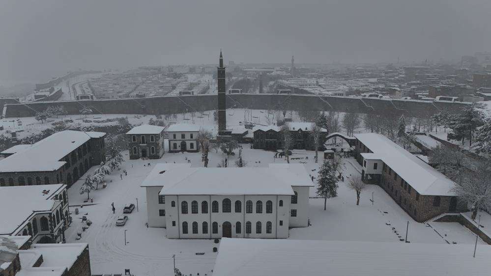 VİDEO - Beyaza bürünen tarihi yapılar dronla görüntülendi