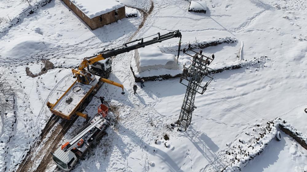 Ekipler zorlu hava şartlarında enerji hatlarını onarıyor