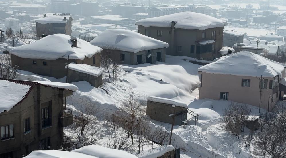 Hakkari’de 68 yerleşim yerinin yolu kapandı