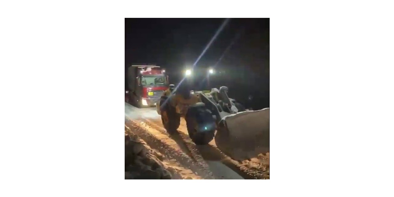 Mahsur kalan tır ekiplerce kurtarıldı