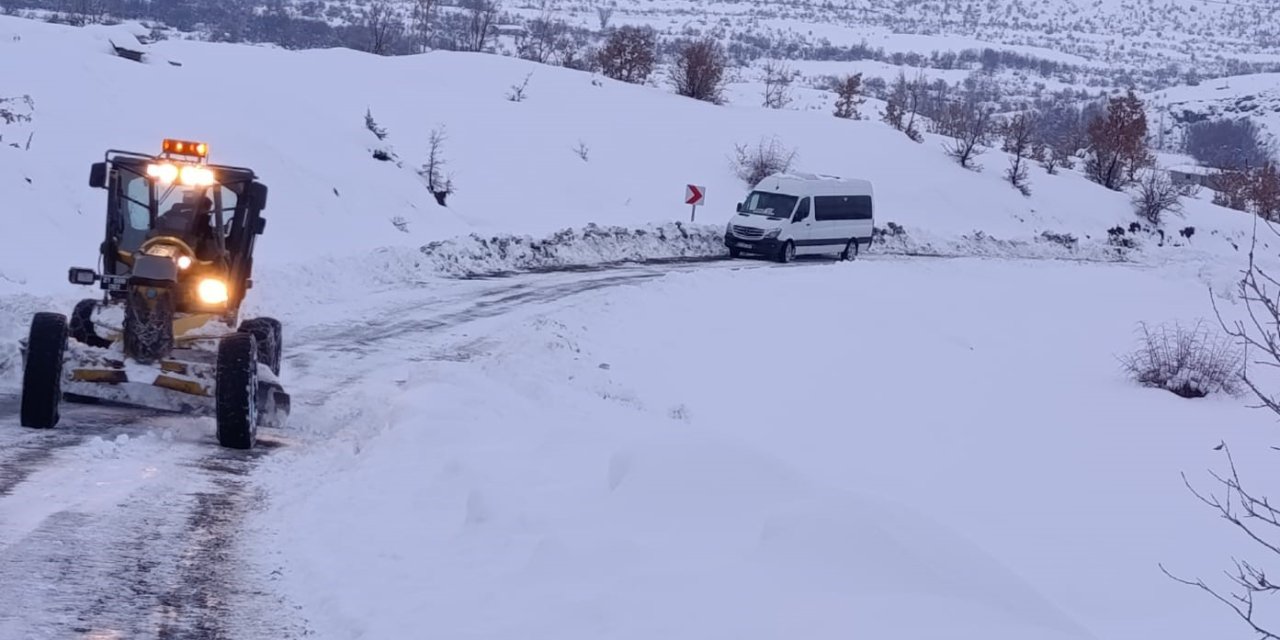 Diyarbakır’da karla mücadelede sürüyor