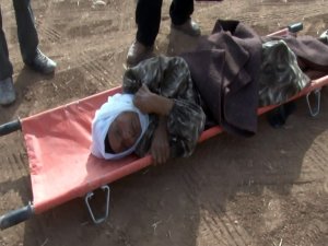 12 kilometre sırtında taşıdığı annesini sınırdan geçirdi