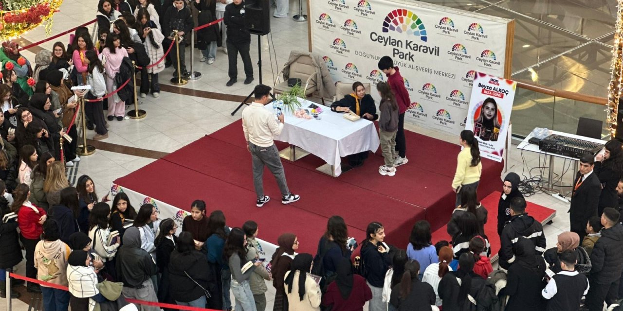 Ceylan Karavil Park AVM’de Beyza Alkoç İmza Gününe Yoğun İlgi