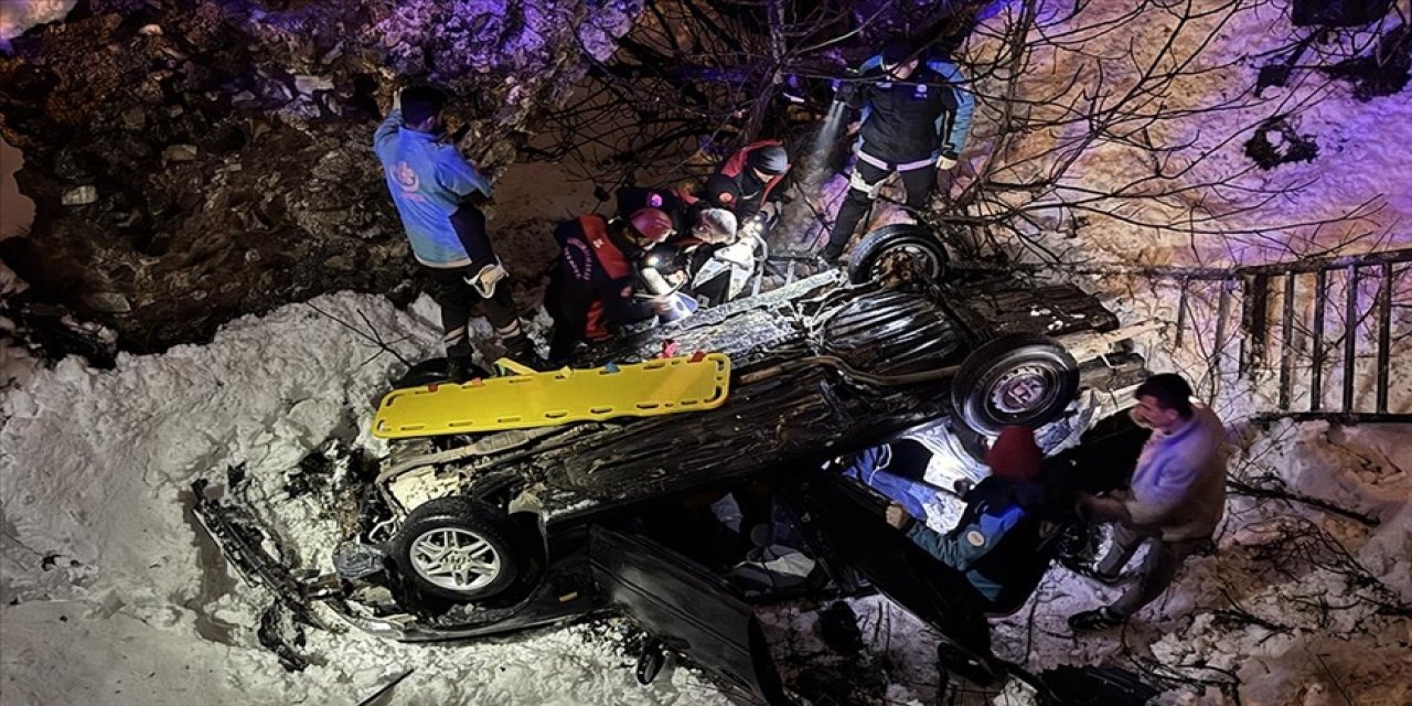 Otomobil köprüden düştü: 5 yaralı