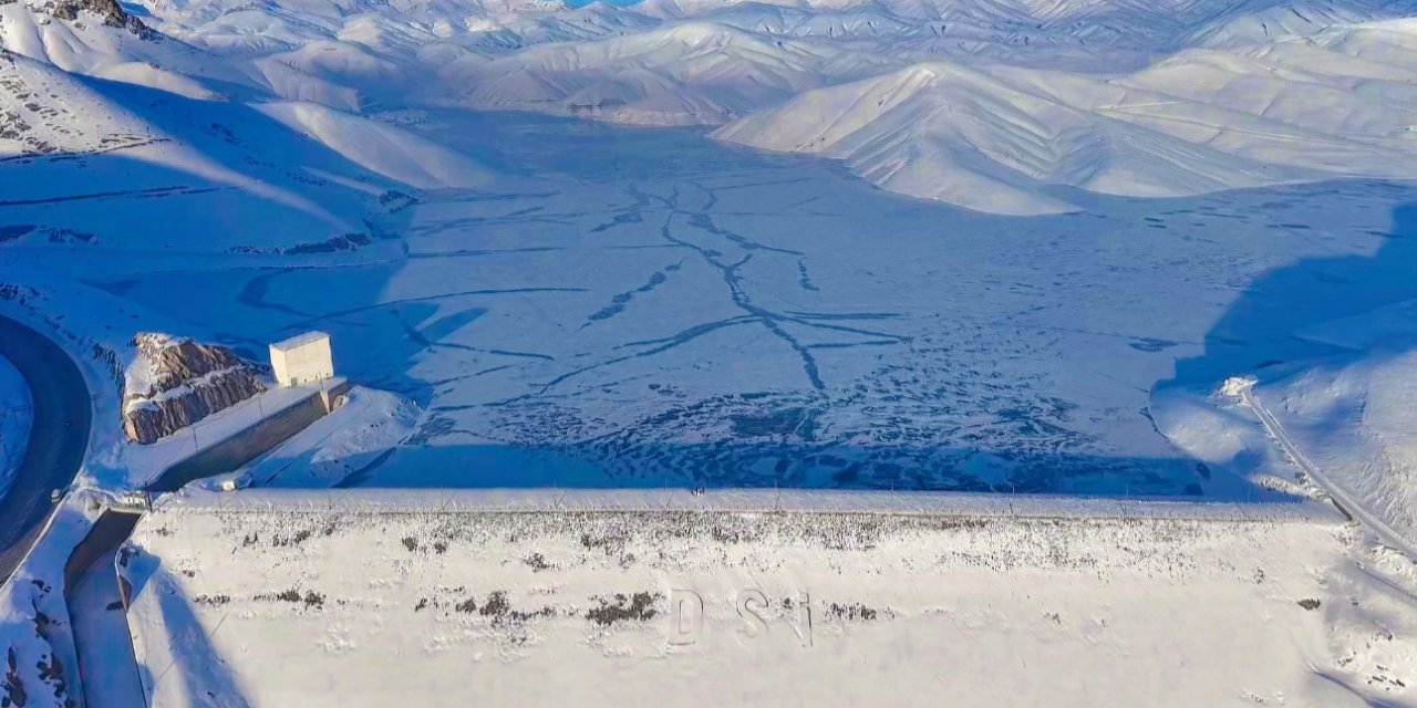 Yüksekova’da baraj yüzeyi dondu