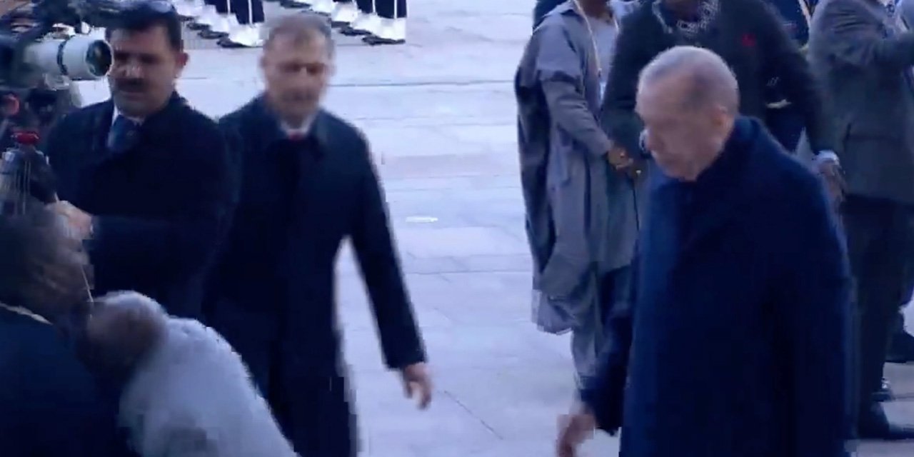 Nijerya Cumhurbaşkanı Saray’da dengesini kaybederek düştü