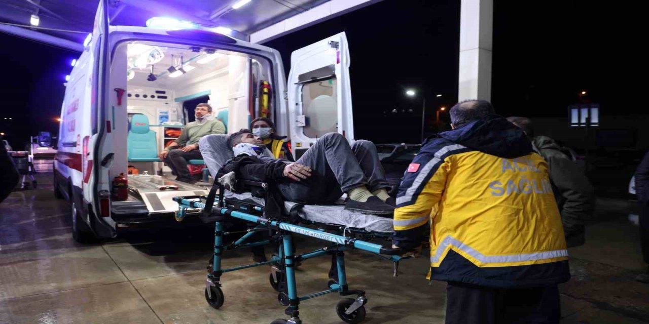 İşçileri taşıyan minibüs devrildi: 13 yaralı