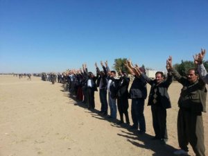 Sınır hattında binlerce kişi insan zinciri oluşturdu