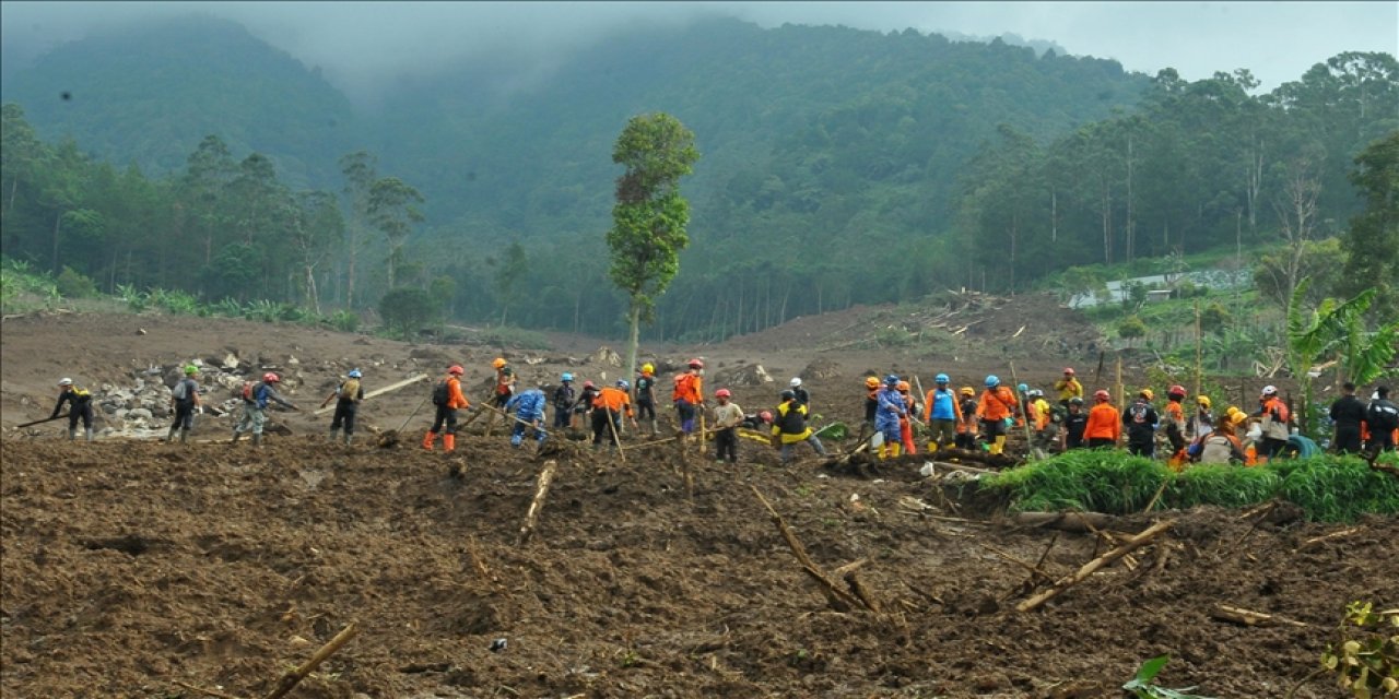 Endonezya’da toprak kayması yerleşim alanlarını yıktı
